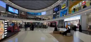 الممر الرئيسي داخل الرياض بارك مع واجهات المحلات وشاشات العرض